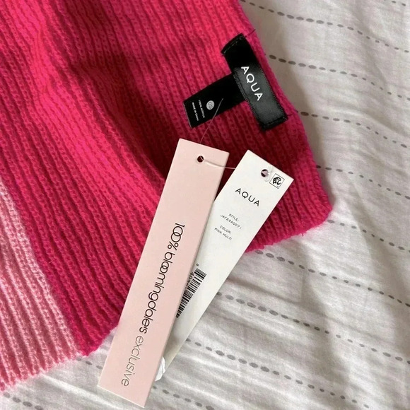 Bloomingdale’s AQUA Brand Knit Scarf 2 shades of pink - Picture 4 of 4